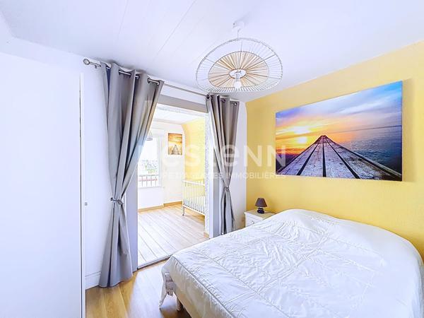 Grand appartement en duplex 5 pièces de 82 m2 avec vue port & mer dans résidence sécurisée avec gardien à l'année, ascenseur, place de parking & local à vélos,Gruissan 11430