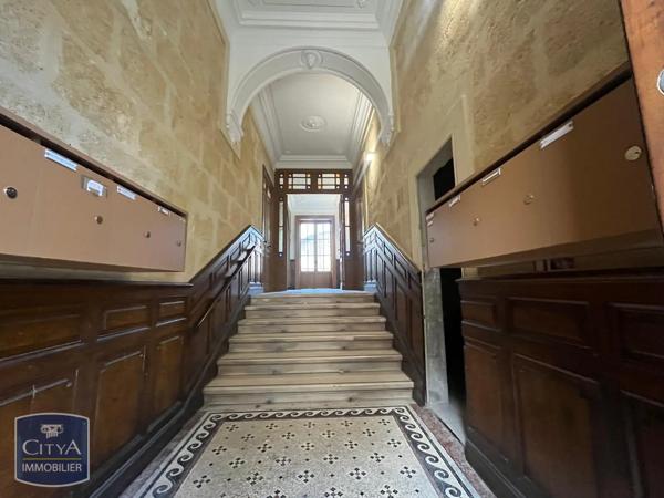 Appartement à louer 2 pièces 57.3m² Nîmes (30000)