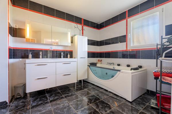 Villa contemporaine à vendre à Fragnes la Loyère - 5 pièces avec piscine