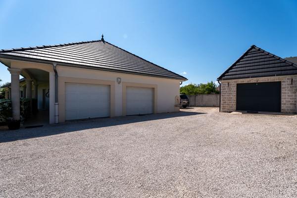 Villa contemporaine à vendre à Fragnes la Loyère - 5 pièces avec piscine