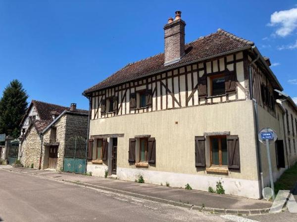 A VENDRE DANS L'AUBE, AU COEUR DE VIREY SOUS BAR (10260), AUBE. ANCIEN CORPS DE FERME, composé ...