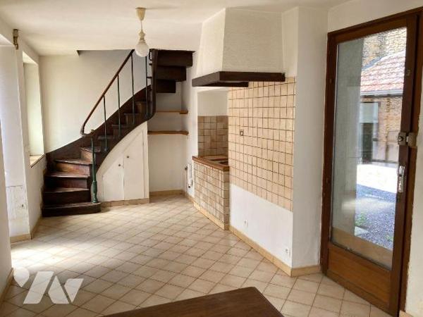 A VENDRE DANS L'AUBE, AU COEUR DE VIREY SOUS BAR (10260), AUBE. ANCIEN CORPS DE FERME, composé ...