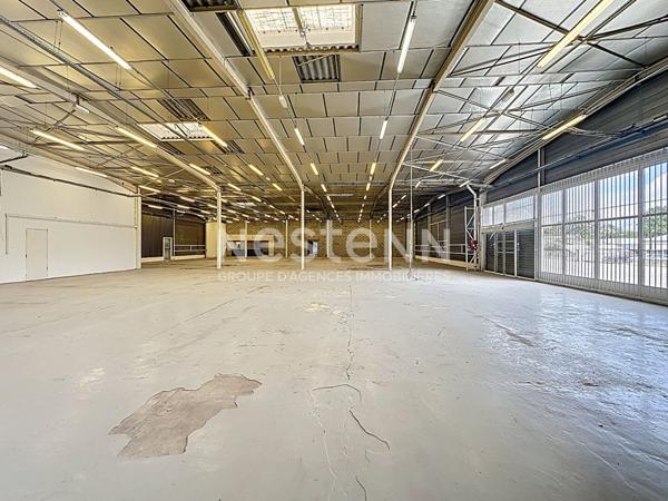 A vendre Local commercial Pavie 1350 m2 avec un parking de 4000m2
