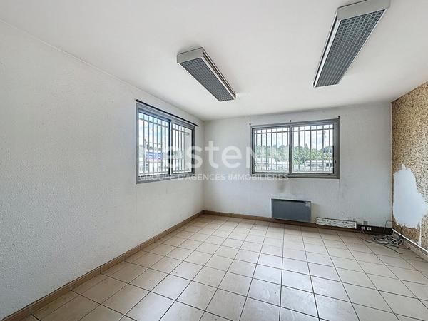 A vendre Local commercial Pavie 1350 m2 avec un parking de 4000m2