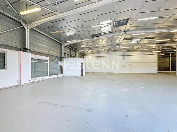 A vendre Local commercial Pavie 1350 m2 avec un parking de 4000m2