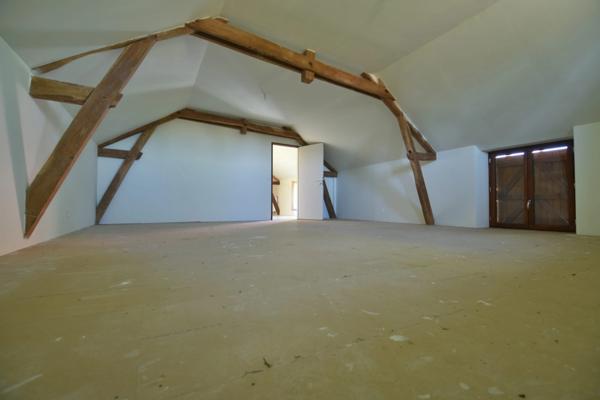 Maison avec Extension et Grange attenante aménagée à Vendre Escoubes.