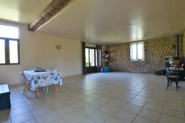 Maison avec Extension et Grange attenante aménagée à Vendre Escoubes.