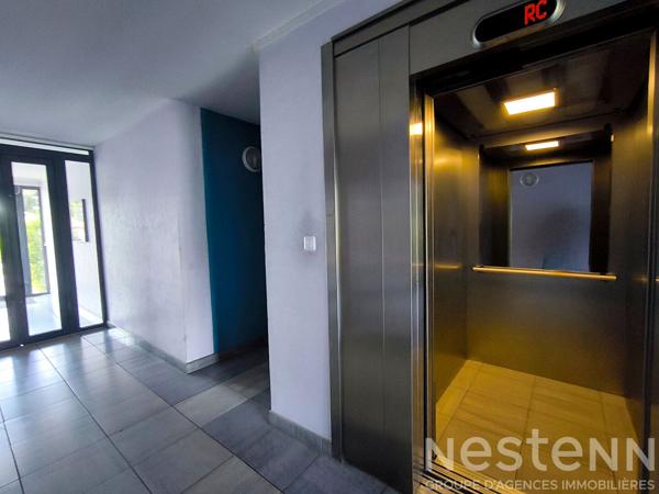 Appartement T2 avec balcon vue dégagée, ascenseur, parking privatif et résidence sécurisée