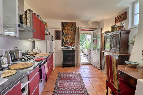 A vendre - AVIGNON INTRA-MUROS - ÉLÉGANT APPARTEMENT DE 128 M² AVEC TERRASSE