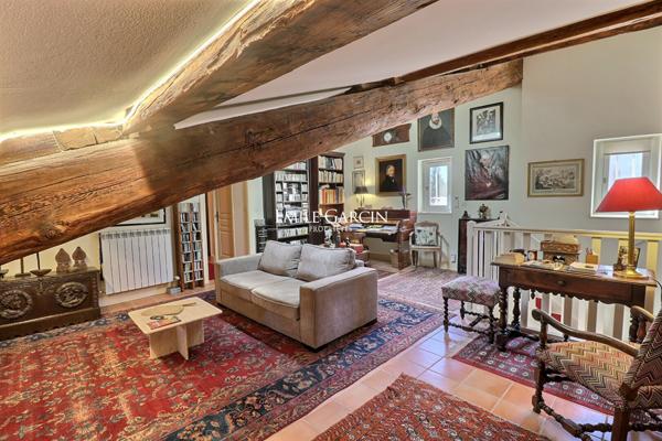 A vendre - AVIGNON INTRA-MUROS - ÉLÉGANT APPARTEMENT DE 128 M² AVEC TERRASSE