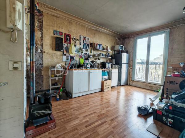 À deux pas du canal de l’Ourcq et de Stalingrad, découvrez ce T2 de 30,4 m² Carrez, au 5ᵉ étage sans ascenseur, dans un immeuble ancien avec cachet avec balcon filant.
L’appartement est très lumineux, avec 3 grandes fenêtres pleine hauteur et une vue dégagée (Sacré-Cœur visible en hiver + métro aérien Stalingrad (pas bruyant).

Disposition
	•	Pièce principale (chambre/séjour), très lumineuse avec 2 portes-fenêtres ouvrant sur le balcon
	•	Grande cuisine avec coin repas (fenêtre sur balcon)
	•	Salle d’eau - équipée d’un sanibroyeur
	•	WC individuel sur le patio, privatif, accessible par clé (avec éclairage rattaché au logement)
	•	Cave au sous-sol

L’appartement nécessite une rénovation intérieure. Appartement laissé volontairement brut, offrant une belle base à réinventer (distribution optimisable selon vos envies). 
 Ballon d’eau chaude présent, mais pas encore posé (en cours). Le DPE n’a pas été réalisé car aucun radiateur électrique n’est actuellement installé, bien que sur la photo, un petit poêle a été installé après, à la fois décoratif et efficace à temps très froid.

➡️ Ravalement voté par la copropriété, avec une réalisation prévue en 2026 (sous réserve du calendrier de la copropriété). Le propriétaire indique que la totalité du montant correspondant à sa quote-part a été réglée.

📌 Charges faibles
📌 Fibre optique dans l’immeuble
📌 Cabinet dentaire présent au 1er étage
📌 Commerces, transports et arrêt de bus Château-Landon au pied de l’immeuble