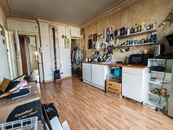 À deux pas du canal de l’Ourcq et de Stalingrad, découvrez ce T2 de 30,4 m² Carrez, au 5ᵉ étage sans ascenseur, dans un immeuble ancien avec cachet avec balcon filant.
L’appartement est très lumineux, avec 3 grandes fenêtres pleine hauteur et une vue dégagée (Sacré-Cœur visible en hiver + métro aérien Stalingrad (pas bruyant).

Disposition
	•	Pièce principale (chambre/séjour), très lumineuse avec 2 portes-fenêtres ouvrant sur le balcon
	•	Grande cuisine avec coin repas (fenêtre sur balcon)
	•	Salle d’eau - équipée d’un sanibroyeur
	•	WC individuel sur le patio, privatif, accessible par clé (avec éclairage rattaché au logement)
	•	Cave au sous-sol

L’appartement nécessite une rénovation intérieure. Appartement laissé volontairement brut, offrant une belle base à réinventer (distribution optimisable selon vos envies). 
 Ballon d’eau chaude présent, mais pas encore posé (en cours). Le DPE n’a pas été réalisé car aucun radiateur électrique n’est actuellement installé, bien que sur la photo, un petit poêle a été installé après, à la fois décoratif et efficace à temps très froid.

➡️ Ravalement voté par la copropriété, avec une réalisation prévue en 2026 (sous réserve du calendrier de la copropriété). Le propriétaire indique que la totalité du montant correspondant à sa quote-part a été réglée.

📌 Charges faibles
📌 Fibre optique dans l’immeuble
📌 Cabinet dentaire présent au 1er étage
📌 Commerces, transports et arrêt de bus Château-Landon au pied de l’immeuble