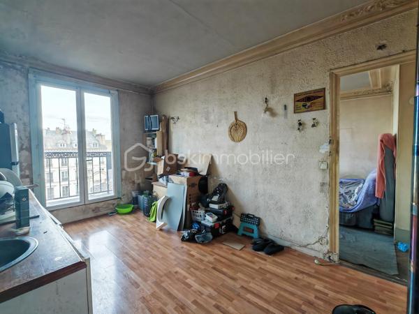 À deux pas du canal de l’Ourcq et de Stalingrad, découvrez ce T2 de 30,4 m² Carrez, au 5ᵉ étage sans ascenseur, dans un immeuble ancien avec cachet avec balcon filant.
L’appartement est très lumineux, avec 3 grandes fenêtres pleine hauteur et une vue dégagée (Sacré-Cœur visible en hiver + métro aérien Stalingrad (pas bruyant).

Disposition
	•	Pièce principale (chambre/séjour), très lumineuse avec 2 portes-fenêtres ouvrant sur le balcon
	•	Grande cuisine avec coin repas (fenêtre sur balcon)
	•	Salle d’eau - équipée d’un sanibroyeur
	•	WC individuel sur le patio, privatif, accessible par clé (avec éclairage rattaché au logement)
	•	Cave au sous-sol

L’appartement nécessite une rénovation intérieure. Appartement laissé volontairement brut, offrant une belle base à réinventer (distribution optimisable selon vos envies). 
 Ballon d’eau chaude présent, mais pas encore posé (en cours). Le DPE n’a pas été réalisé car aucun radiateur électrique n’est actuellement installé, bien que sur la photo, un petit poêle a été installé après, à la fois décoratif et efficace à temps très froid.

➡️ Ravalement voté par la copropriété, avec une réalisation prévue en 2026 (sous réserve du calendrier de la copropriété). Le propriétaire indique que la totalité du montant correspondant à sa quote-part a été réglée.

📌 Charges faibles
📌 Fibre optique dans l’immeuble
📌 Cabinet dentaire présent au 1er étage
📌 Commerces, transports et arrêt de bus Château-Landon au pied de l’immeuble