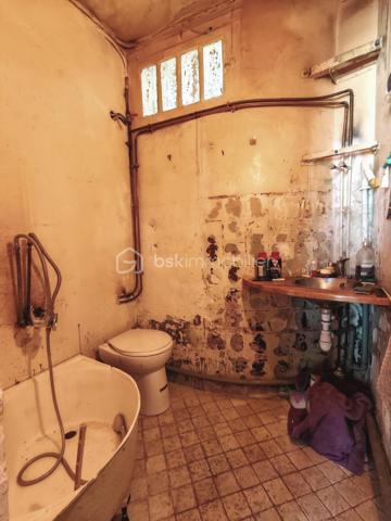 À deux pas du canal de l’Ourcq et de Stalingrad, découvrez ce T2 de 30,4 m² Carrez, au 5ᵉ étage sans ascenseur, dans un immeuble ancien avec cachet avec balcon filant.
L’appartement est très lumineux, avec 3 grandes fenêtres pleine hauteur et une vue dégagée (Sacré-Cœur visible en hiver + métro aérien Stalingrad (pas bruyant).

Disposition
	•	Pièce principale (chambre/séjour), très lumineuse avec 2 portes-fenêtres ouvrant sur le balcon
	•	Grande cuisine avec coin repas (fenêtre sur balcon)
	•	Salle d’eau - équipée d’un sanibroyeur
	•	WC individuel sur le patio, privatif, accessible par clé (avec éclairage rattaché au logement)
	•	Cave au sous-sol

L’appartement nécessite une rénovation intérieure. Appartement laissé volontairement brut, offrant une belle base à réinventer (distribution optimisable selon vos envies). 
 Ballon d’eau chaude présent, mais pas encore posé (en cours). Le DPE n’a pas été réalisé car aucun radiateur électrique n’est actuellement installé, bien que sur la photo, un petit poêle a été installé après, à la fois décoratif et efficace à temps très froid.

➡️ Ravalement voté par la copropriété, avec une réalisation prévue en 2026 (sous réserve du calendrier de la copropriété). Le propriétaire indique que la totalité du montant correspondant à sa quote-part a été réglée.

📌 Charges faibles
📌 Fibre optique dans l’immeuble
📌 Cabinet dentaire présent au 1er étage
📌 Commerces, transports et arrêt de bus Château-Landon au pied de l’immeuble