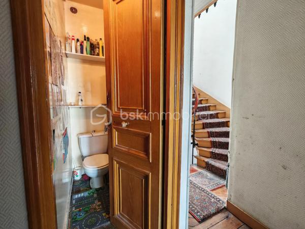 À deux pas du canal de l’Ourcq et de Stalingrad, découvrez ce T2 de 30,4 m² Carrez, au 5ᵉ étage sans ascenseur, dans un immeuble ancien avec cachet avec balcon filant.
L’appartement est très lumineux, avec 3 grandes fenêtres pleine hauteur et une vue dégagée (Sacré-Cœur visible en hiver + métro aérien Stalingrad (pas bruyant).

Disposition
	•	Pièce principale (chambre/séjour), très lumineuse avec 2 portes-fenêtres ouvrant sur le balcon
	•	Grande cuisine avec coin repas (fenêtre sur balcon)
	•	Salle d’eau - équipée d’un sanibroyeur
	•	WC individuel sur le patio, privatif, accessible par clé (avec éclairage rattaché au logement)
	•	Cave au sous-sol

L’appartement nécessite une rénovation intérieure. Appartement laissé volontairement brut, offrant une belle base à réinventer (distribution optimisable selon vos envies). 
 Ballon d’eau chaude présent, mais pas encore posé (en cours). Le DPE n’a pas été réalisé car aucun radiateur électrique n’est actuellement installé, bien que sur la photo, un petit poêle a été installé après, à la fois décoratif et efficace à temps très froid.

➡️ Ravalement voté par la copropriété, avec une réalisation prévue en 2026 (sous réserve du calendrier de la copropriété). Le propriétaire indique que la totalité du montant correspondant à sa quote-part a été réglée.

📌 Charges faibles
📌 Fibre optique dans l’immeuble
📌 Cabinet dentaire présent au 1er étage
📌 Commerces, transports et arrêt de bus Château-Landon au pied de l’immeuble