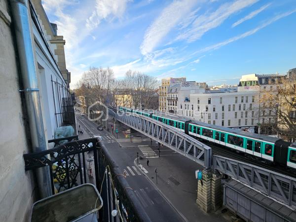 À deux pas du canal de l’Ourcq et de Stalingrad, découvrez ce T2 de 30,4 m² Carrez, au 5ᵉ étage sans ascenseur, dans un immeuble ancien avec cachet avec balcon filant.
L’appartement est très lumineux, avec 3 grandes fenêtres pleine hauteur et une vue dégagée (Sacré-Cœur visible en hiver + métro aérien Stalingrad (pas bruyant).

Disposition
	•	Pièce principale (chambre/séjour), très lumineuse avec 2 portes-fenêtres ouvrant sur le balcon
	•	Grande cuisine avec coin repas (fenêtre sur balcon)
	•	Salle d’eau - équipée d’un sanibroyeur
	•	WC individuel sur le patio, privatif, accessible par clé (avec éclairage rattaché au logement)
	•	Cave au sous-sol

L’appartement nécessite une rénovation intérieure. Appartement laissé volontairement brut, offrant une belle base à réinventer (distribution optimisable selon vos envies). 
 Ballon d’eau chaude présent, mais pas encore posé (en cours). Le DPE n’a pas été réalisé car aucun radiateur électrique n’est actuellement installé, bien que sur la photo, un petit poêle a été installé après, à la fois décoratif et efficace à temps très froid.

➡️ Ravalement voté par la copropriété, avec une réalisation prévue en 2026 (sous réserve du calendrier de la copropriété). Le propriétaire indique que la totalité du montant correspondant à sa quote-part a été réglée.

📌 Charges faibles
📌 Fibre optique dans l’immeuble
📌 Cabinet dentaire présent au 1er étage
📌 Commerces, transports et arrêt de bus Château-Landon au pied de l’immeuble