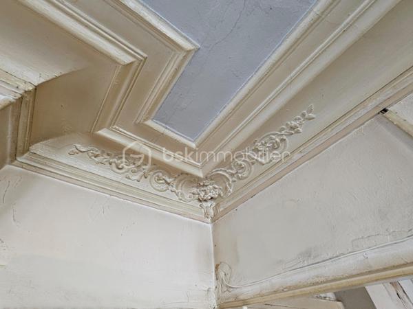 À deux pas du canal de l’Ourcq et de Stalingrad, découvrez ce T2 de 30,4 m² Carrez, au 5ᵉ étage sans ascenseur, dans un immeuble ancien avec cachet avec balcon filant.
L’appartement est très lumineux, avec 3 grandes fenêtres pleine hauteur et une vue dégagée (Sacré-Cœur visible en hiver + métro aérien Stalingrad (pas bruyant).

Disposition
	•	Pièce principale (chambre/séjour), très lumineuse avec 2 portes-fenêtres ouvrant sur le balcon
	•	Grande cuisine avec coin repas (fenêtre sur balcon)
	•	Salle d’eau - équipée d’un sanibroyeur
	•	WC individuel sur le patio, privatif, accessible par clé (avec éclairage rattaché au logement)
	•	Cave au sous-sol

L’appartement nécessite une rénovation intérieure. Appartement laissé volontairement brut, offrant une belle base à réinventer (distribution optimisable selon vos envies). 
 Ballon d’eau chaude présent, mais pas encore posé (en cours). Le DPE n’a pas été réalisé car aucun radiateur électrique n’est actuellement installé, bien que sur la photo, un petit poêle a été installé après, à la fois décoratif et efficace à temps très froid.

➡️ Ravalement voté par la copropriété, avec une réalisation prévue en 2026 (sous réserve du calendrier de la copropriété). Le propriétaire indique que la totalité du montant correspondant à sa quote-part a été réglée.

📌 Charges faibles
📌 Fibre optique dans l’immeuble
📌 Cabinet dentaire présent au 1er étage
📌 Commerces, transports et arrêt de bus Château-Landon au pied de l’immeuble