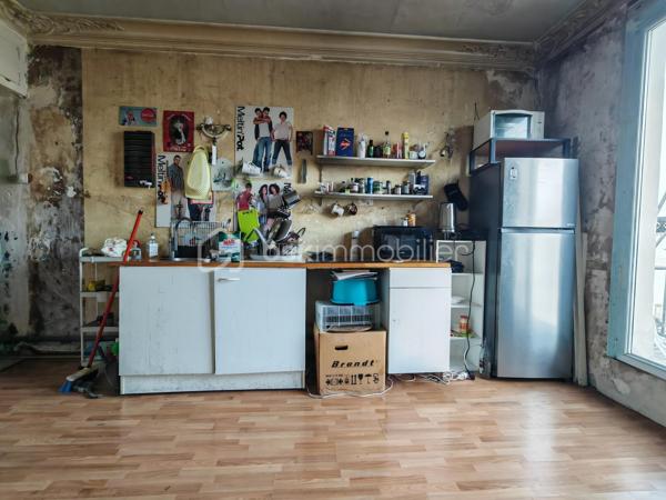 À deux pas du canal de l’Ourcq et de Stalingrad, découvrez ce T2 de 30,4 m² Carrez, au 5ᵉ étage sans ascenseur, dans un immeuble ancien avec cachet avec balcon filant.
L’appartement est très lumineux, avec 3 grandes fenêtres pleine hauteur et une vue dégagée (Sacré-Cœur visible en hiver + métro aérien Stalingrad (pas bruyant).

Disposition
	•	Pièce principale (chambre/séjour), très lumineuse avec 2 portes-fenêtres ouvrant sur le balcon
	•	Grande cuisine avec coin repas (fenêtre sur balcon)
	•	Salle d’eau - équipée d’un sanibroyeur
	•	WC individuel sur le patio, privatif, accessible par clé (avec éclairage rattaché au logement)
	•	Cave au sous-sol

L’appartement nécessite une rénovation intérieure. Appartement laissé volontairement brut, offrant une belle base à réinventer (distribution optimisable selon vos envies). 
 Ballon d’eau chaude présent, mais pas encore posé (en cours). Le DPE n’a pas été réalisé car aucun radiateur électrique n’est actuellement installé, bien que sur la photo, un petit poêle a été installé après, à la fois décoratif et efficace à temps très froid.

➡️ Ravalement voté par la copropriété, avec une réalisation prévue en 2026 (sous réserve du calendrier de la copropriété). Le propriétaire indique que la totalité du montant correspondant à sa quote-part a été réglée.

📌 Charges faibles
📌 Fibre optique dans l’immeuble
📌 Cabinet dentaire présent au 1er étage
📌 Commerces, transports et arrêt de bus Château-Landon au pied de l’immeuble