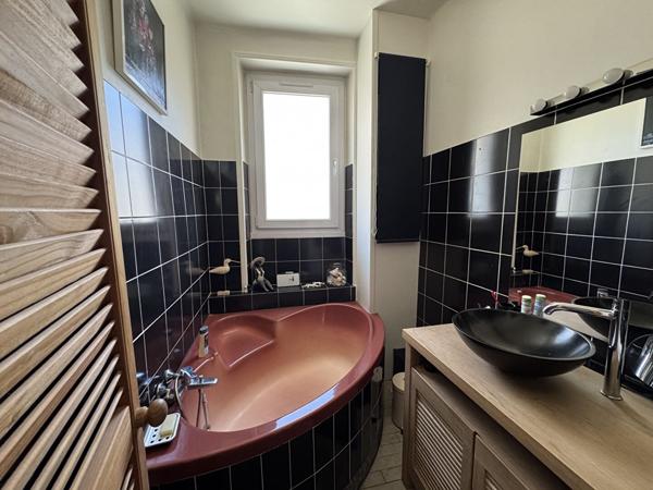 idéal profession libérale/habitation : Charmante maison familiale de 7 pièces avec grand jardin plein sud sans vis-à-vis; POSSIBILITE CREER LOCAL COMMERCIAL OU PROFESSION LIBERALE