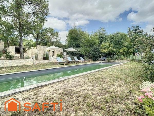 Maison de standing avec jardin paysager et piscine
