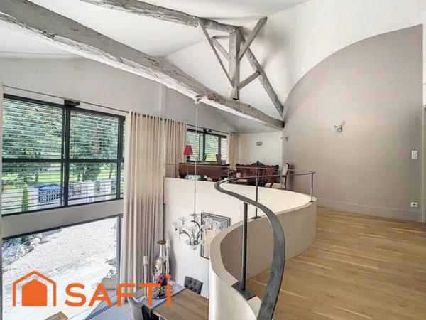 Maison de standing avec jardin paysager et piscine