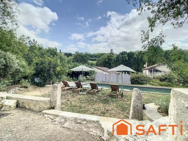 Maison de standing avec jardin paysager et piscine