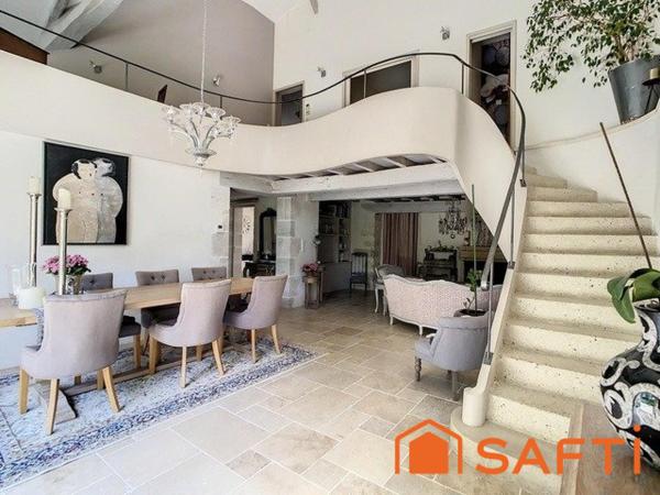 Maison de standing avec jardin paysager et piscine