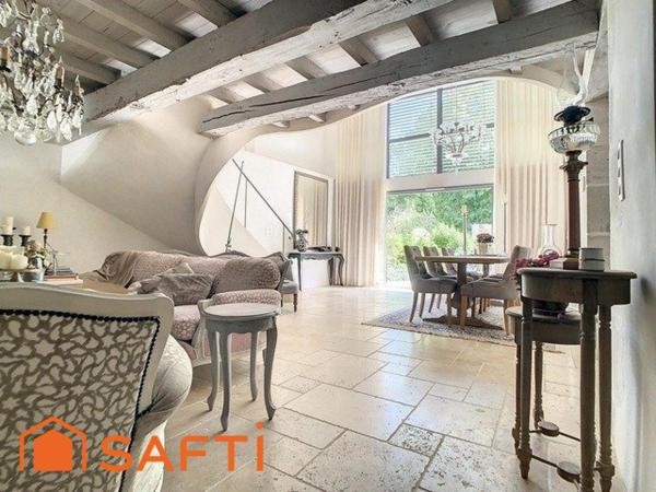 Maison de standing avec jardin paysager et piscine