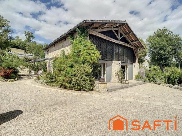 Maison de standing avec jardin paysager et piscine