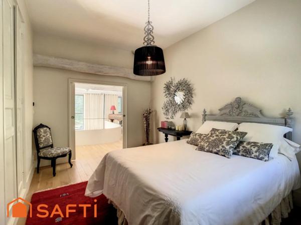 Maison de standing avec jardin paysager et piscine