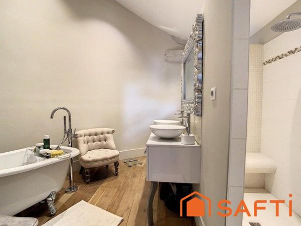 Maison de standing avec jardin paysager et piscine