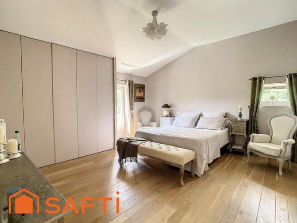 Maison de standing avec jardin paysager et piscine