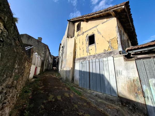 Lot de deux maisons en pierre et colombage à restaurer