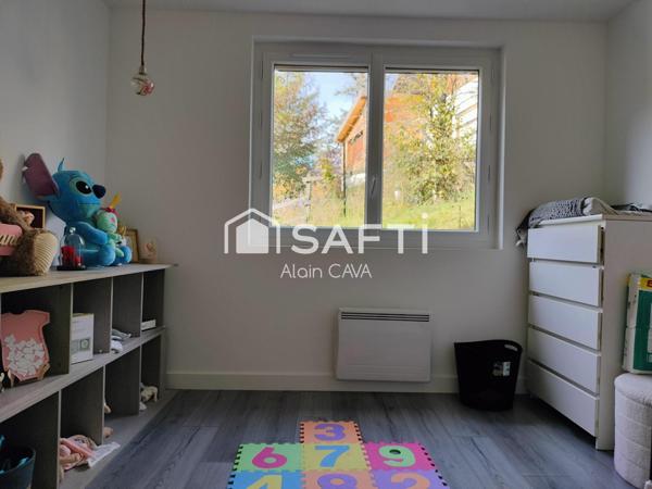 Maison de 106 m² sur 2 niveaux avec garage sur 764m² de terrain cloturé et parking exterieur