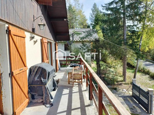 Maison de 106 m² sur 2 niveaux avec garage sur 764m² de terrain cloturé et parking exterieur