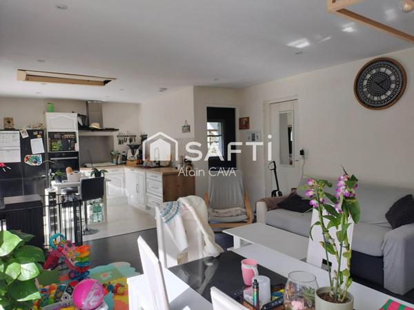 Maison de 106 m² sur 2 niveaux avec garage sur 764m² de terrain cloturé et parking exterieur