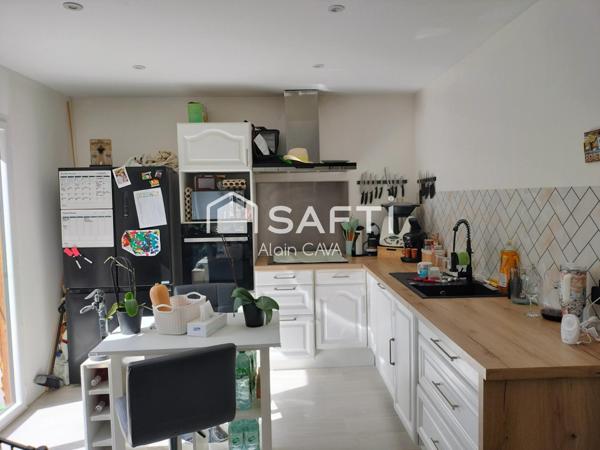 Maison de 106 m² sur 2 niveaux avec garage sur 764m² de terrain cloturé et parking exterieur