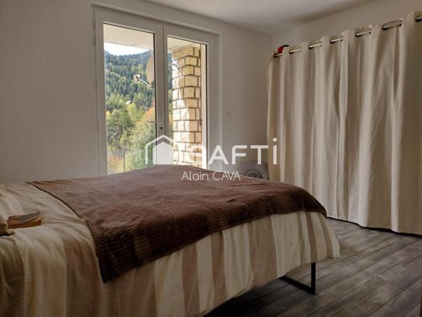 Maison de 106 m² sur 2 niveaux avec garage sur 764m² de terrain cloturé et parking exterieur