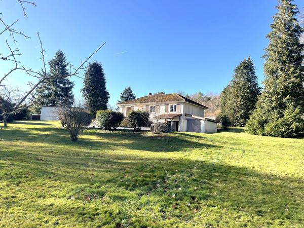Belle maison au calme avec garages et son parc