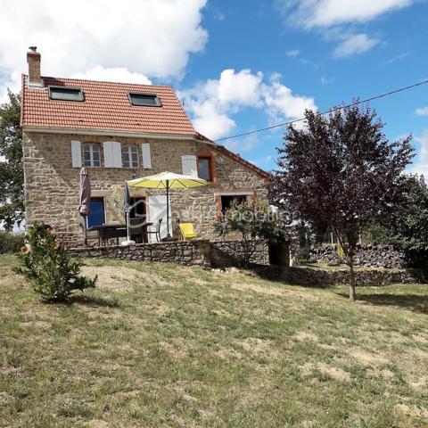 Charmante maison en pierre de 76m² dans environnement calme et verdoyant, dotée d'une jolie terrasse ensoleillée donnant sur le jardin , cave , dépendance 56m² style chalet bois avec baie vitrée et petite terrasse, idéal atelier + partie rangement et carport.
 Terrain en deux parties mais attenantes , un jardin arboré muni d'un puit , et un grand terrain de 5000m² juste au dessus en pré, orné de haies.
Côté maison vous trouverez une entrée ouverte sur une agréable pièce à vivre avec poêle à bois , une cuisine lumineuse avec cheminée le tout avec le charme et l'authenticité de l'ancien.
Au premier étage, un palier dessert une salle de bain avec baignoire , douche , double vasque ,WC puis, une chambre avec deux fenêtres donnant sur le jardin ainsi qu'un spacieux coin rangement avec fenêtre.
Au second un palier avec grand velux + deux petites pièces qui sont utilisées en chambres toutes deux avec velux et petites fenêtres , on peut, si on le souhaite en faire une grande chambre très lumineuse.
Les velux sont équipés de stores électriques.
Pour résumé, une maison idéale pour ceux qui recherchent , une vie paisible à la campagne tout en ayant les petits commerces à proximité.