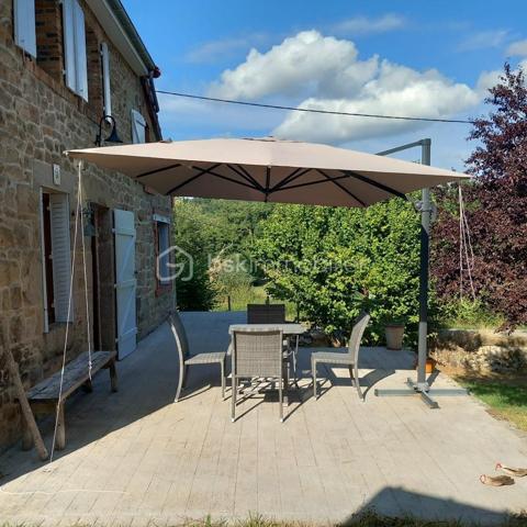 Charmante maison en pierre de 76m² dans environnement calme et verdoyant, dotée d'une jolie terrasse ensoleillée donnant sur le jardin , cave , dépendance 56m² style chalet bois avec baie vitrée et petite terrasse, idéal atelier + partie rangement et carport.
 Terrain en deux parties mais attenantes , un jardin arboré muni d'un puit , et un grand terrain de 5000m² juste au dessus en pré, orné de haies.
Côté maison vous trouverez une entrée ouverte sur une agréable pièce à vivre avec poêle à bois , une cuisine lumineuse avec cheminée le tout avec le charme et l'authenticité de l'ancien.
Au premier étage, un palier dessert une salle de bain avec baignoire , douche , double vasque ,WC puis, une chambre avec deux fenêtres donnant sur le jardin ainsi qu'un spacieux coin rangement avec fenêtre.
Au second un palier avec grand velux + deux petites pièces qui sont utilisées en chambres toutes deux avec velux et petites fenêtres , on peut, si on le souhaite en faire une grande chambre très lumineuse.
Les velux sont équipés de stores électriques.
Pour résumé, une maison idéale pour ceux qui recherchent , une vie paisible à la campagne tout en ayant les petits commerces à proximité.