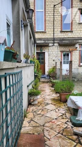 Immeuble à usage de commerce et habitation.