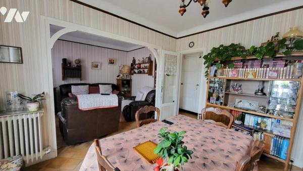 Immeuble à usage de commerce et habitation.