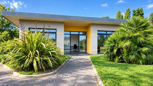 Bureau
         5 pièces
        - 72 m² Exclusivité 227 000 € *