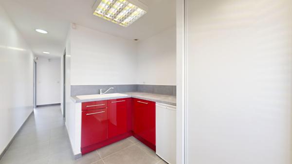 Bureau
         5 pièces
        - 72 m² Exclusivité 227 000 € *