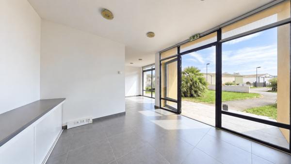 Bureau
         5 pièces
        - 72 m² Exclusivité 227 000 € *