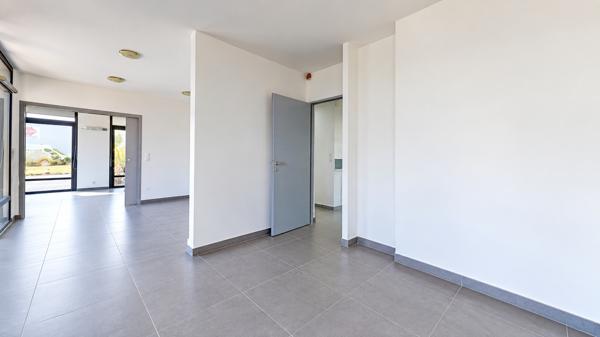 Bureau
         5 pièces
        - 72 m² Exclusivité 227 000 € *