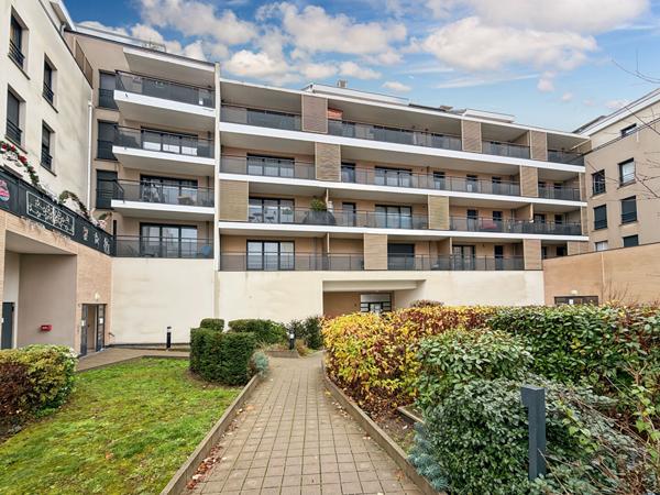 F3 au coeur de ville avec terrasse et 1 place de parking en sous sol