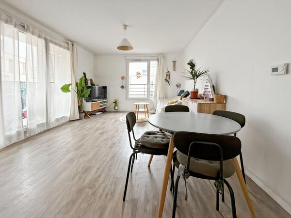 F3 au coeur de ville avec terrasse et 1 place de parking en sous sol