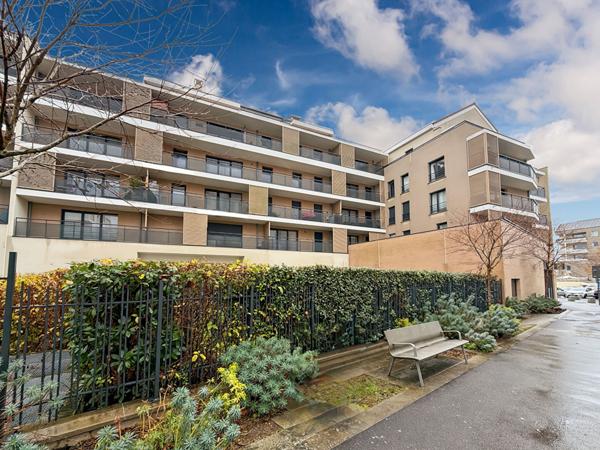 F3 au coeur de ville avec terrasse et 1 place de parking en sous sol